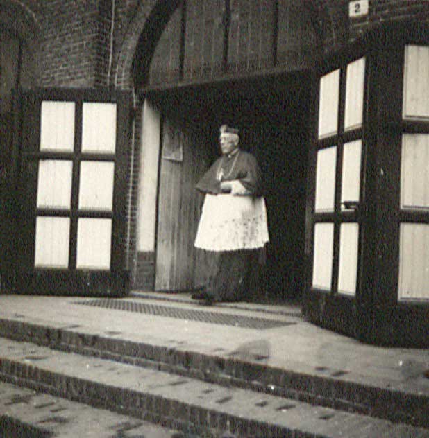 Een priester verlaat de H. Hartkerk. NB dit is mogelijk niet de pastoor die in dit verhaal wordt genoemd. Foto: W. van Veldhoven (© E. van Veldhoven). Bron: collectie BHIC, fotonr. FOTOVU.1487B
