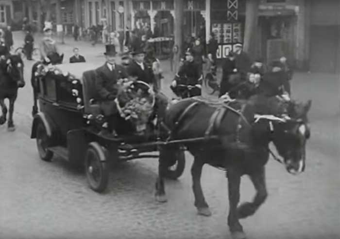 Personenauto met paardentractie (bron: Oost-Brabant in de Tweede Wereldoorlog)