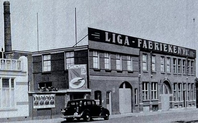 De LIGA-fabriek op foto met de rechts herkenbaar de voorgevel van architecten Van Teeffelen en De Nijs (Bron: Bergen op stoom, Toon Franken)
