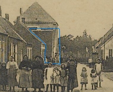 De woning en smederij Gezien blauw omlijnd naar de stad toe met meisjesschool. Voor de smederij staat het huis van schoonzoon bakker De Nijs (bron: West-Brabants Archief)