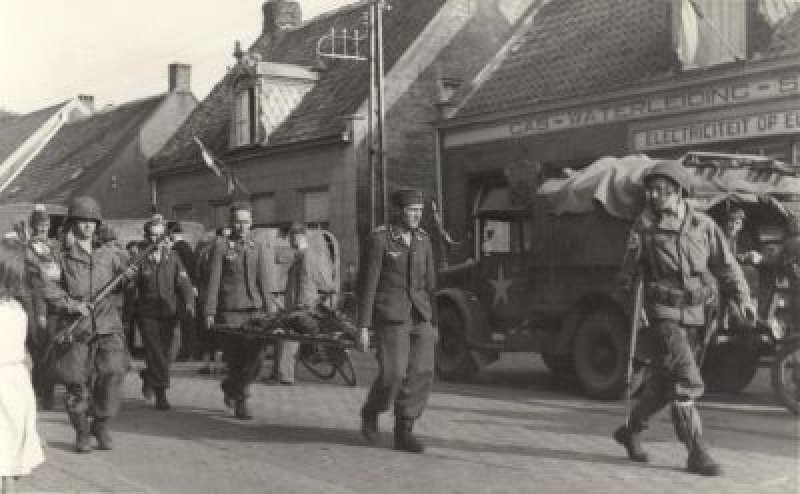 Duitse krijgsgevangenen worden afgevoerd. Twaalf dagen na de vlucht van Sassen begon de bevrijding van Veghel (foto: © J. van Eerd. Collectie BHIC, fotonr. BCV4854)