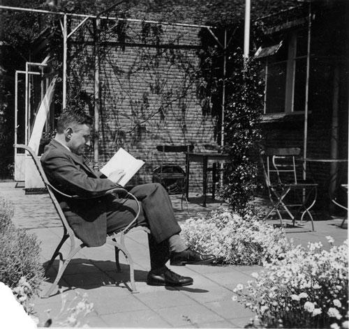 Jan de Quay in de achtertuin van de Hiersenhof in Beers, 1924 (foto: Mulder, bron: BHIC, coll. Jan E. de Quay en familie, 1656-1987, nr. 333-003600)