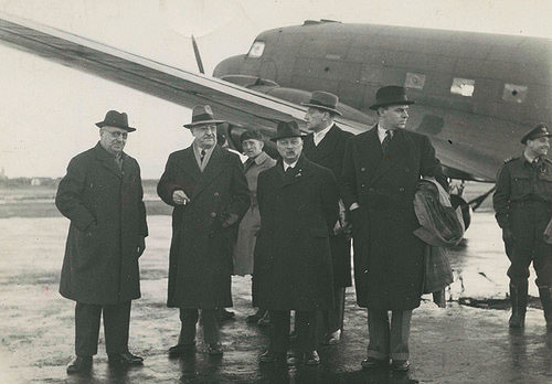 Aankomst van de minister-kwartiermakers in Eindhoven, 25 November 1944. V.l.n.r. de ministers Van den Broek, Van Lidth de Jeude, Gerbrandy, Van Heuven Goedhart en Burger. (Bron: Beeldbank WO2 / NIOD, coll. NIOD, nr. 162699)