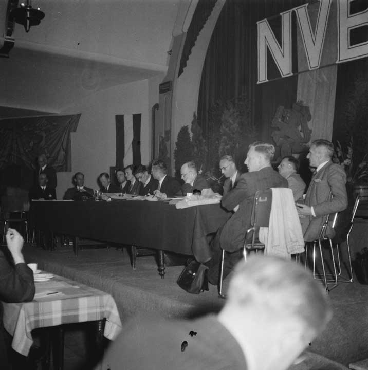 Blik op de bestuurstafel van de Nederlandse Volksbeweging tijdens een vergadering in Amsterdam, 1945 (foto: Anefo. Bron: collectie Nationaal Archief)