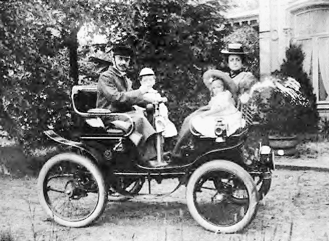 De familie Sweens in de auto (collectie D. Sweens)