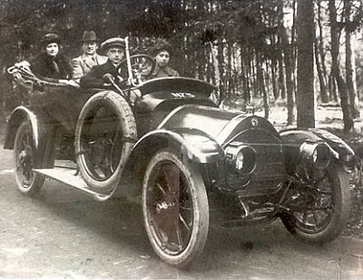 Van Stokkum op latere leeftijd achterin zijn auto met nummer N-75
