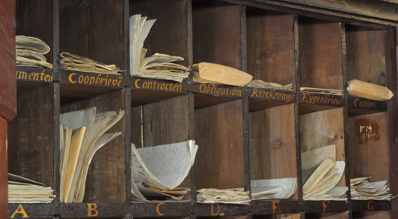 Detail van een kast (foto Anne Roos, collectie Stichting tot Bevordering der Notariële Wetenschap)