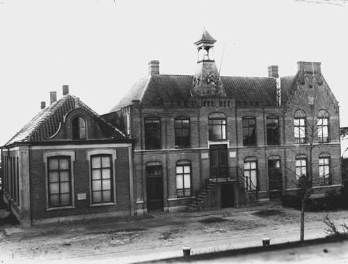 Elshout, Raadhuis van Elshout. Links de Openbare Lagere School (Salha, DRN00601)