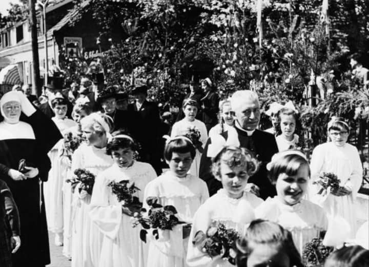 Foto van een processie van Nettie van der Venne