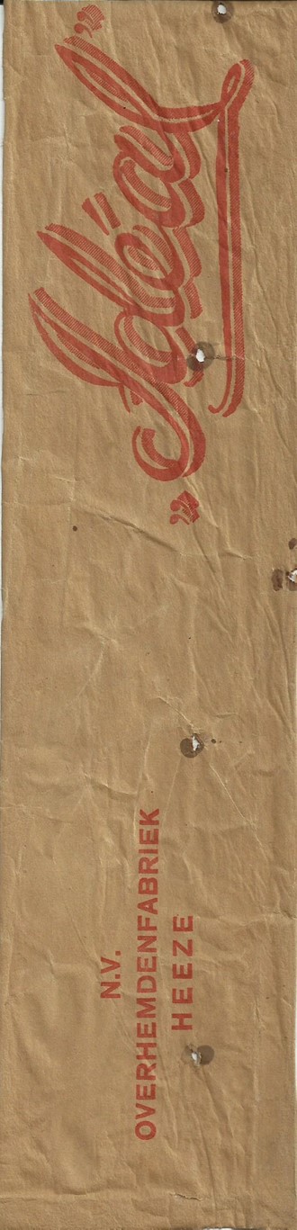 Een strook plakband van papier (HE). Idéal i.p.v. Ideal