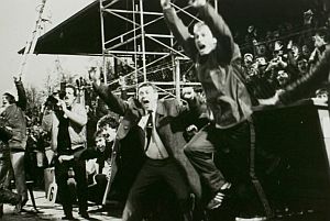 Vreugde na het beslissende doelpunt van Harry Lubse in de laatste seconden van de wedstrijd tegen Veendam, waardoor Helmond Sport promoveert naar de Eredivisie, mei 1982. Fotograaf: C. Coolen. Foto: RHC Eindhoven, nr. 112383.