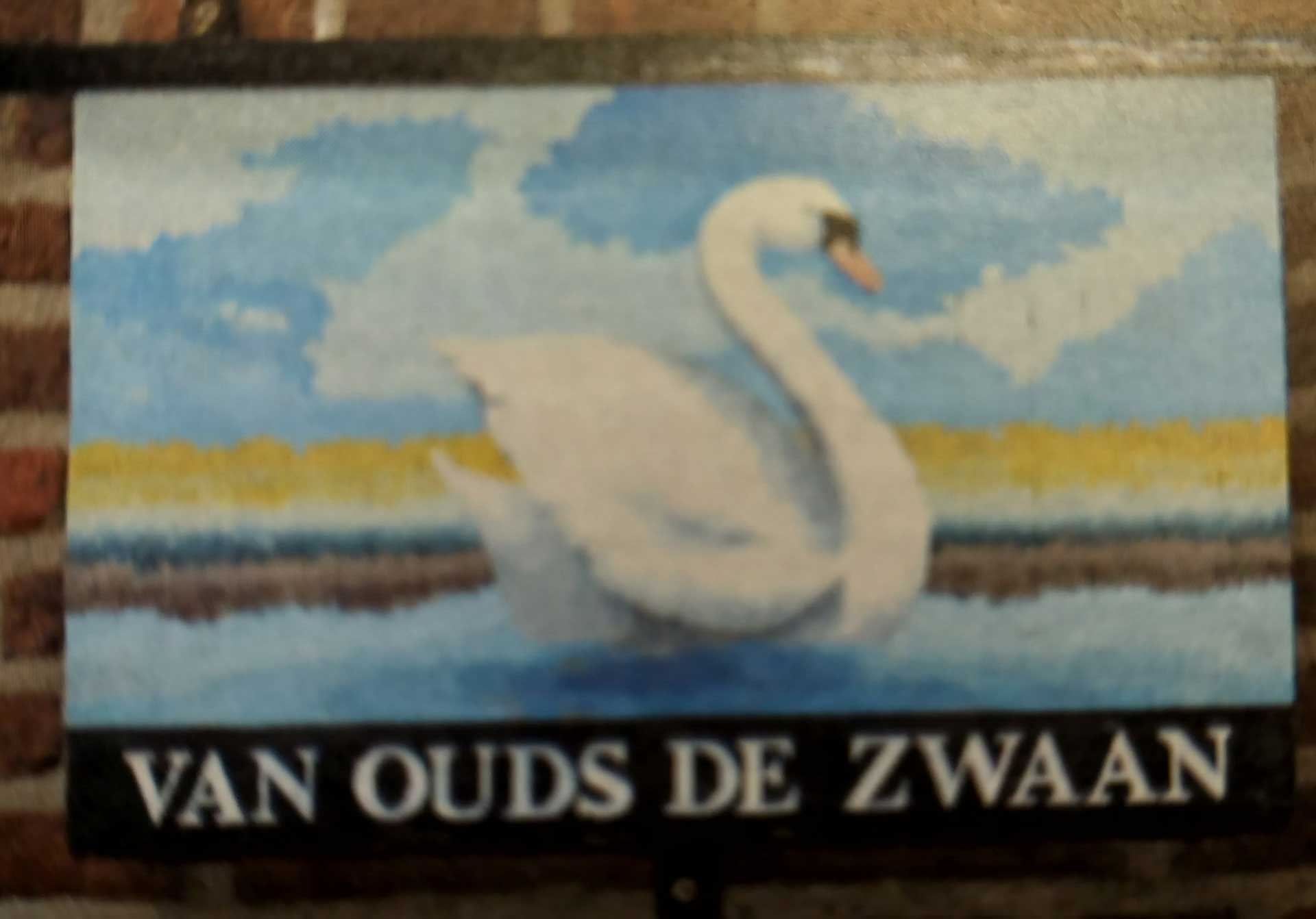 Uithangbord "Van ouds De Zwaan" (foto: Gerard Veltman)