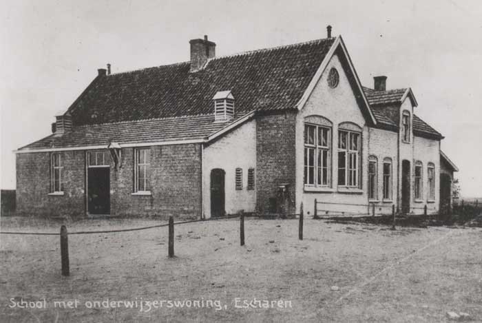 School met onderwijzerswoning in Escharen, c. 1925 (coll. BHIC)