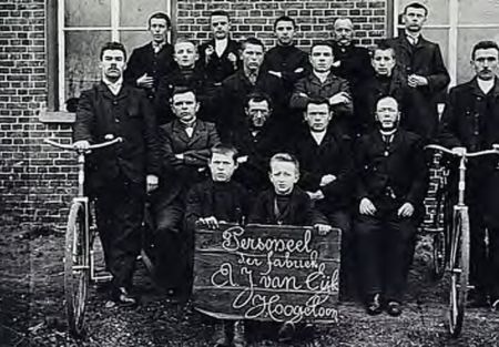 Personeel van sigarenfabriek van burgemeester Van Eijk, ca. 1900 (bron: RHCe) 