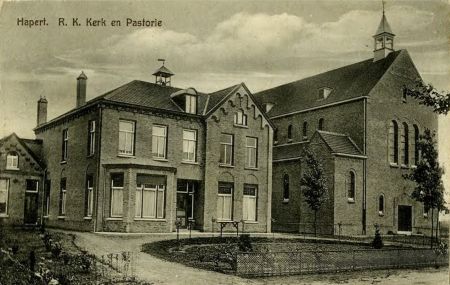 De kerk en pastorie te Hapert (bron: RHCe)