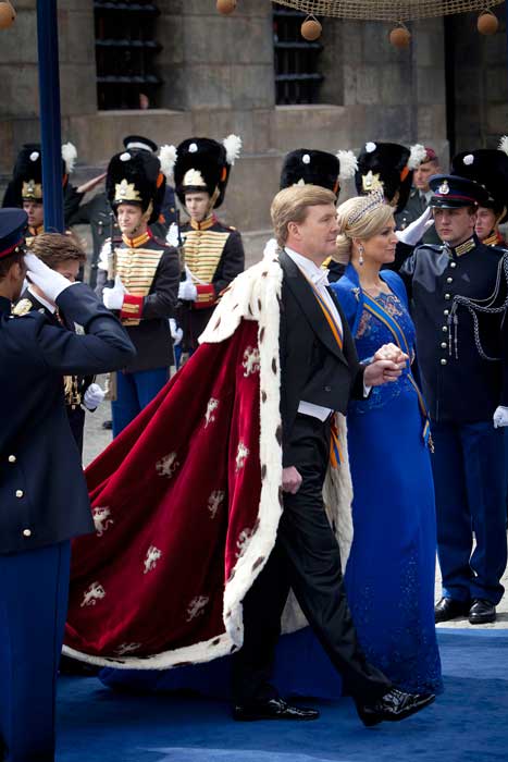 Koning Willem-Alexander en koningin Máxima tijdens de inauguratie, 2013 (foto: Gerben van Es/Ministerie van Defensie; bron: Wikimedia)