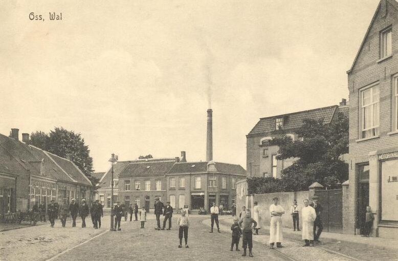  Het Walplein (Wal). Op de achtergrond de schoorsteen van het fabriekscomplex van de margarinefabriek van Jurgens. Rechts zijn de rails te zien van het spoorlijntje (tramlijntje) naar de fabriek.