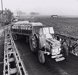 Trekker met aardappels zit vast op de baileybrug (1972) (Foto: Dick de Boer, coll. RAWB)
