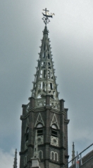 De torenspits van de kerk in Overlangel