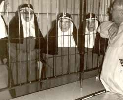 Zuster Maria (midden) achter de tralies