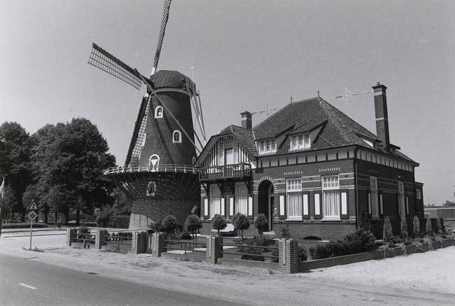 Molen met molenaarshuis, Kapelstraat 35 Rijkevoort (foto: Wies van Leeuwen, Provincie Noord Brabant, PNB001073434)