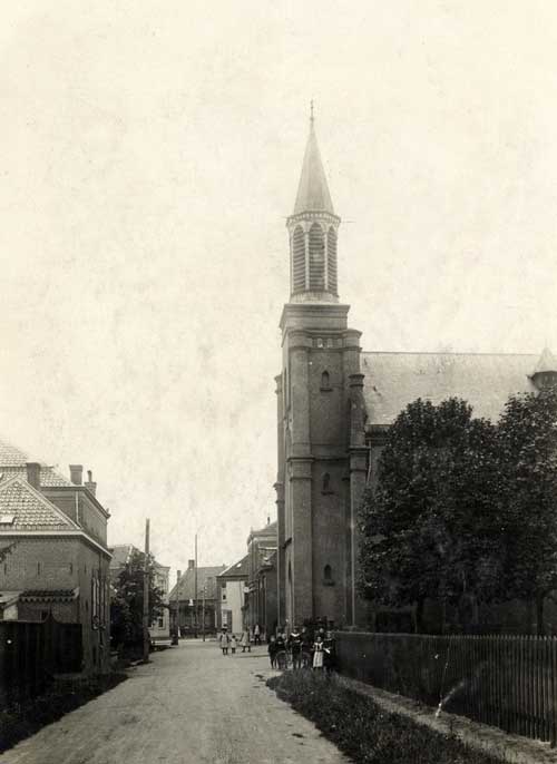 De Hervormde kerk aan de oude Postweg, nu Emmastraat, gebouwd in 1880 naar een ontwerp van architect C. van Seters uit Geertruidenberg, 1910