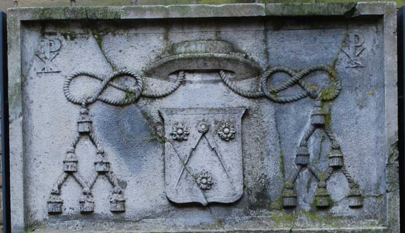 Wapen van de familie Borret met bisschopshoed en kwasten op de grafsteen van Arnold Borret (foto: Emiel verwijst, 2022. Bron: BHIC, fotonummer DCVERWIJST-000963, detail)
