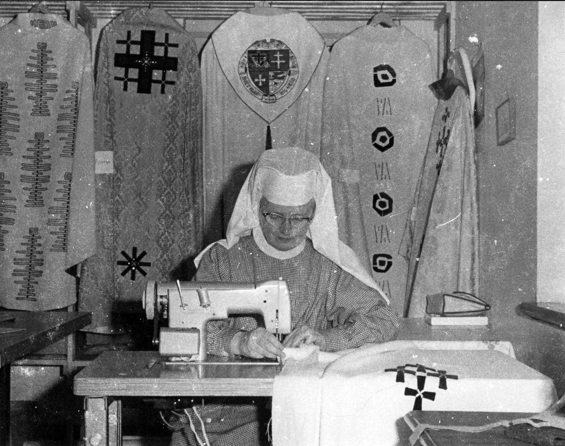 Ook in 1963 werden er nog kazuifels genaaid in het klooster. Zuster  Caecilia Strijbosch aan het werk (Bron: BHIC, Beeldcollectie Ton Cruijsen, fotonummer 1903-000691)