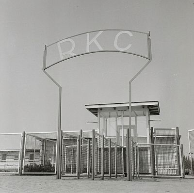 Entree van het stadion van voetbalclub R.K.C., 1967. Fotograaf: J. de Bont. Foto: Streekarchief Langstraat, Heusden, Altnea, nr.  WAA88358.