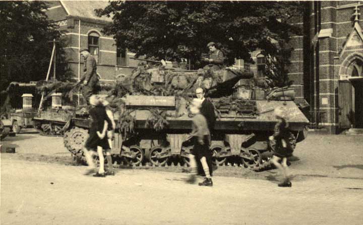 Militairen en kinderen bij een met een Britse tankdestroyer in Uden, 1944 (coll. BHIC)