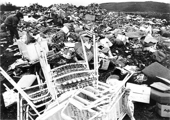 Op zoek naar bruikbaar materiaal op de vuilnisbelt in Oss (foto: Paul van der Werff, coll. Stadsarchief Oss)