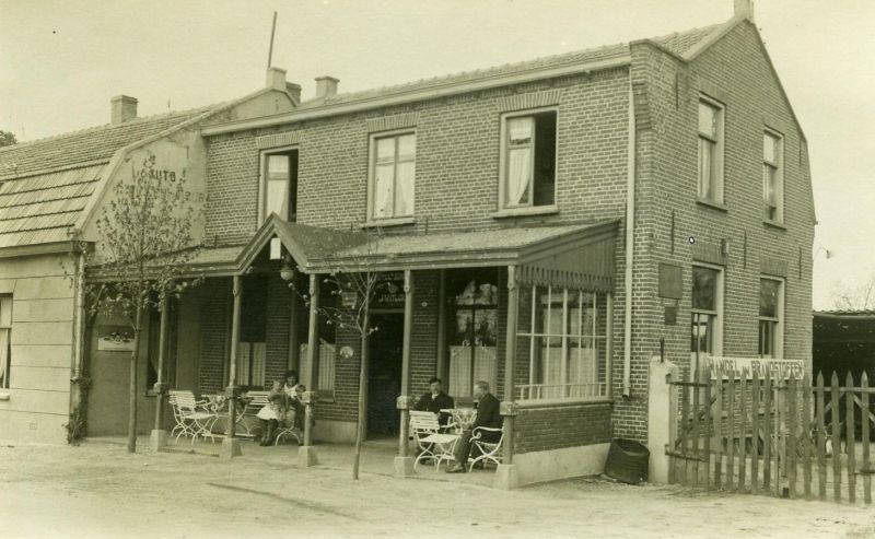 Het Udense Stationskoffiehuis, later Hotel De Kroon.