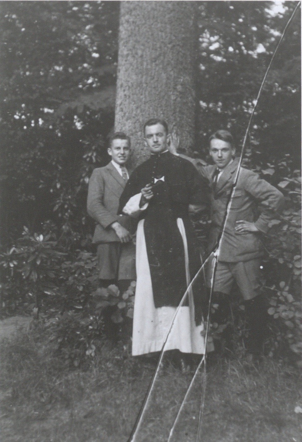 Kruisheer M. v.d. Elsen met studenten (foto: collectie BHIC UDE2145)
