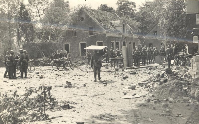 De puinhopen van de opgeblazen Aa-brug op 13 mei 1940. De schade in Veghel is groot.