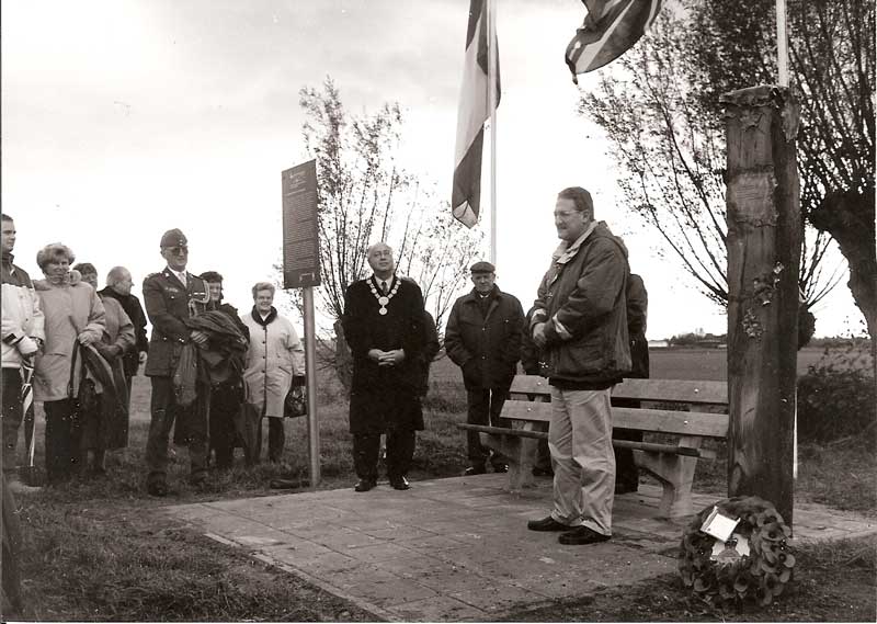 Lt. Col. C A Le Hardy bij de onthulling van het gedenkteken ter ere van de noodlanding van de Defiant L6977 aan de Rijsdijk in Oosteind gemeente Oosterhout, 1998 (foto: Cor Huijben)