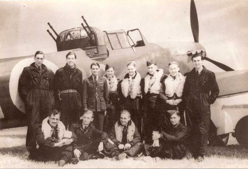 Een Boulton Paul Defiant met leden van 264 Squadron op 29 mei 1940. Staand tweede van rechts P/O. Samuel R. Thomas, op 13 mei de piloot van de L6958 en wiens boordschutter LAC Bromley die dag vermist raakte (Foto: Jan Jolie)