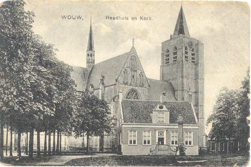 Wouw, Markt, het oude gemeentehuis uit ca. 1740 (Markt 1) en de Sint-Lambertuskerk, 1904 (WBA, K20638)