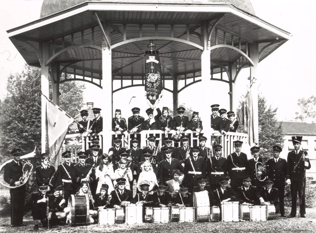 Fanfare Concordia voor de muziekkiosk, Berghem (foto: fotograaf onbekend, collectie BHIC 1611-002851) 