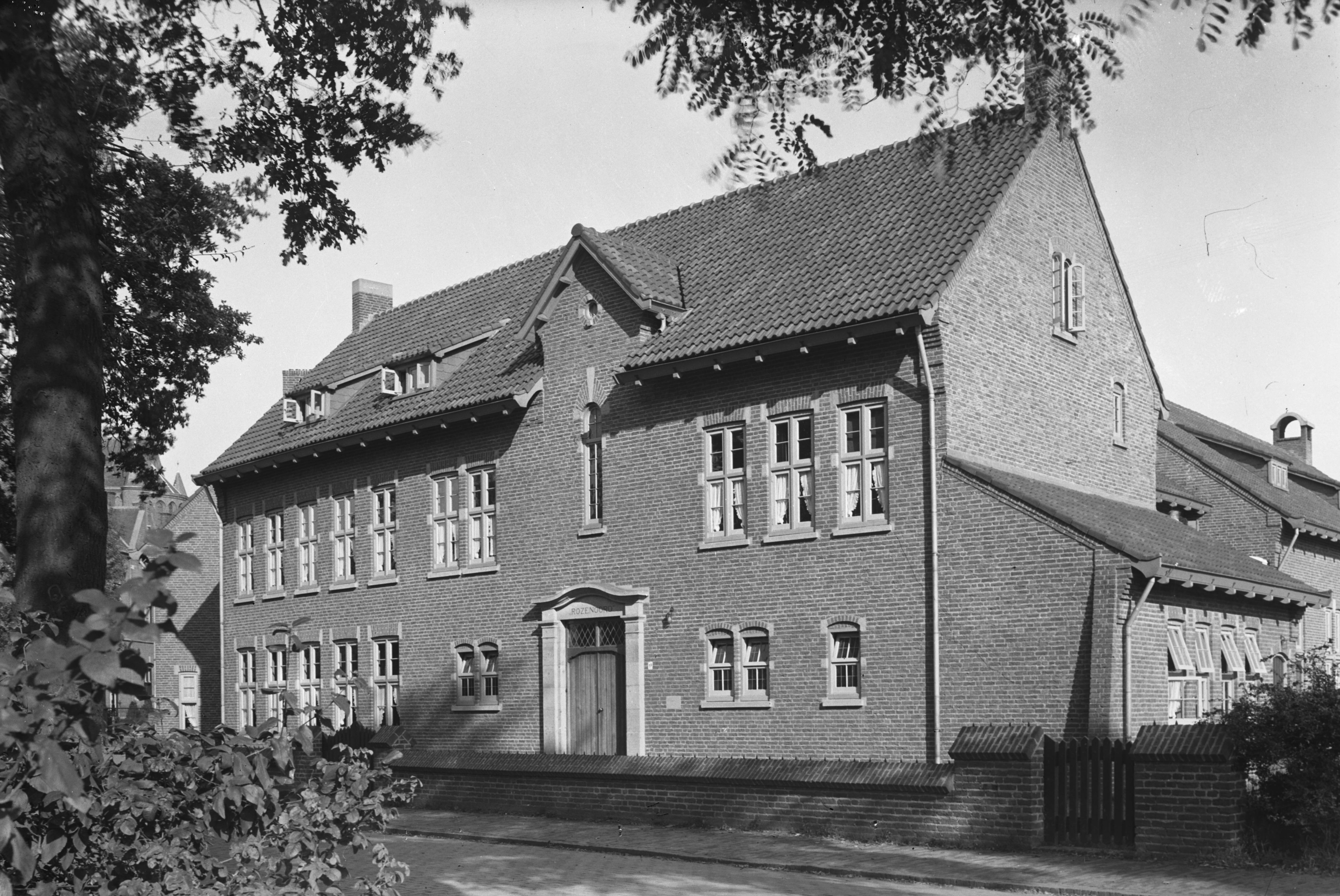 Parochiehuis Rozenoord, waar de vier heren gevangen werden gezet eind december 1940.