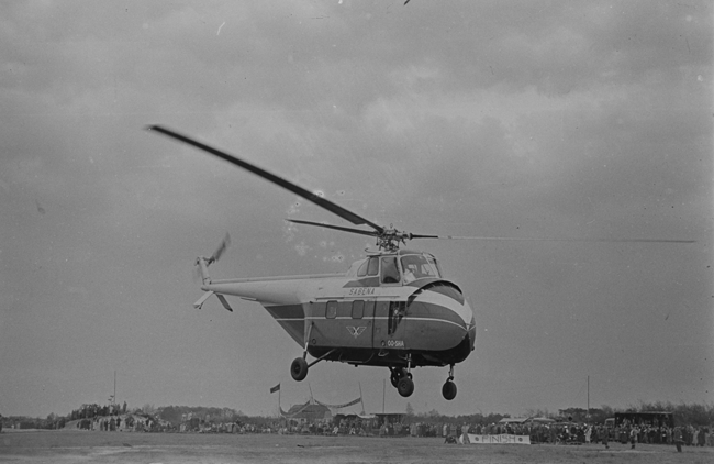 Helicoptère bezoekt de motorrace, Nuland 1954 (foto: Fotopersbureau Het Zuiden, collectie BHIC 1657-000475)  