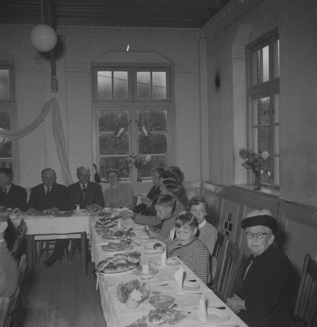 Jubilarissen bij Meulemans, Ravenstein 1952 (foto: Fotopersbureau Het Zuiden, collectie BHIC: 1665-000016)