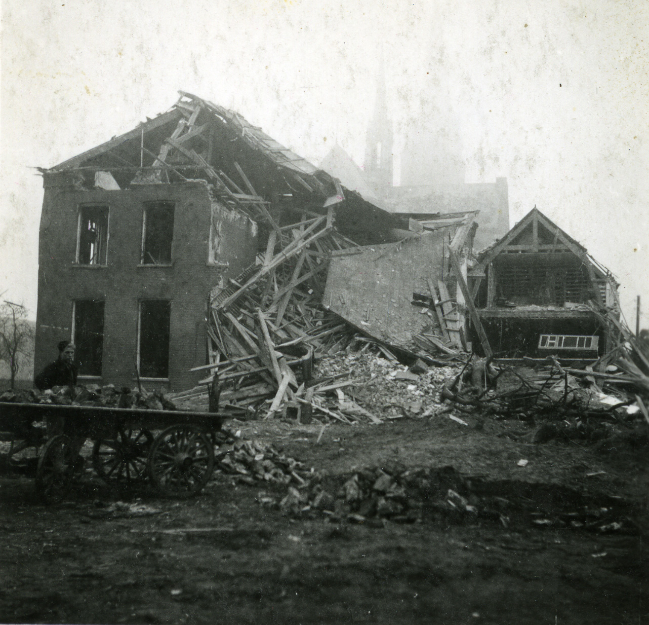 Een vliegende bom treft op aswoensdag de kerk en pastorie, oktober 1944 - collectie Abdij van Berne
