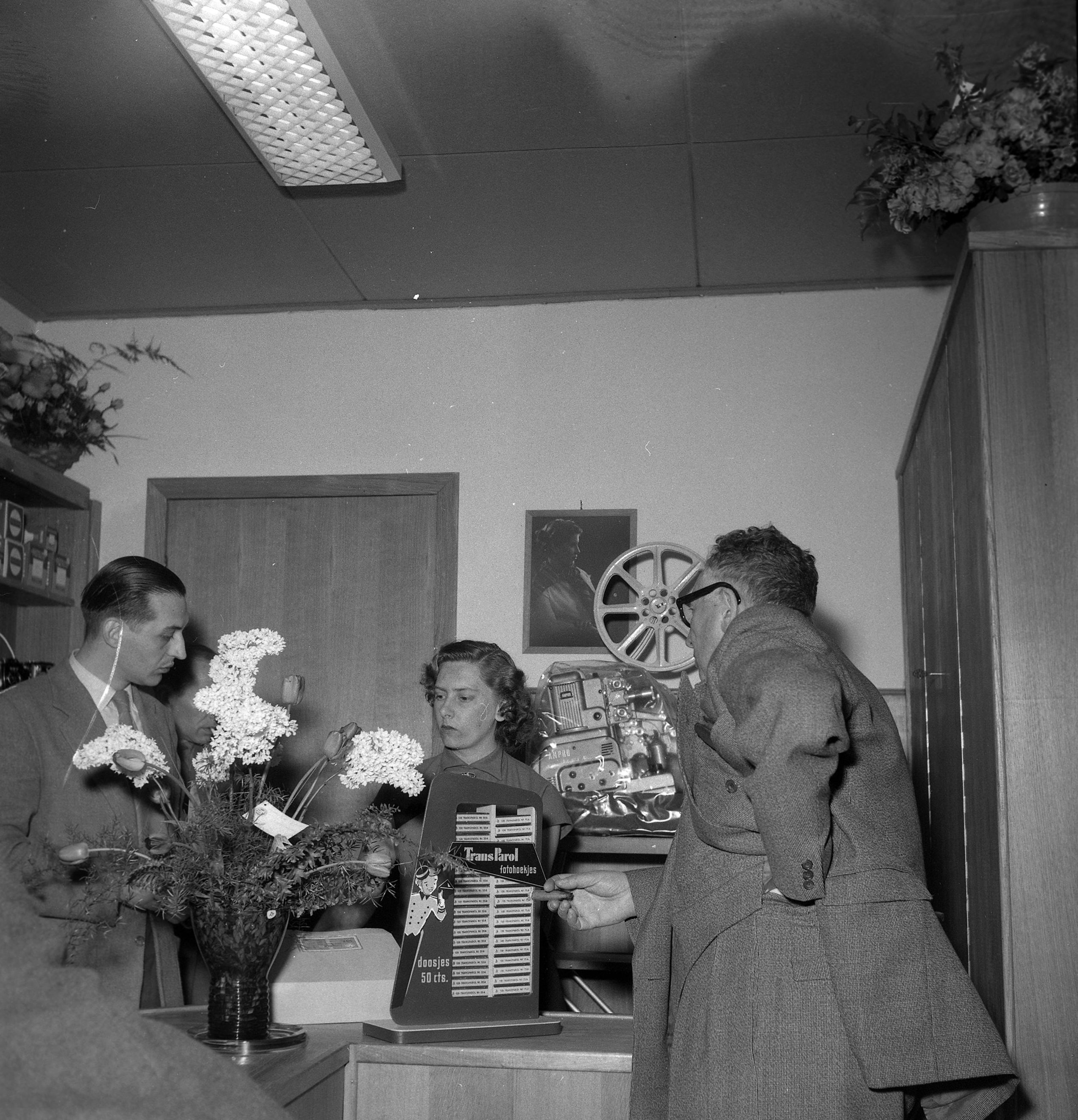 Officiele opening van het bijkantoor van het fotobureau Het Zuiden, Stationsstraat 9 Boxtel, 1955 (foto: Fotopersbureau Het Zuiden, collectie BHIC, nr. 1901-001305)