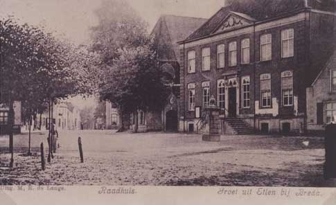 Markt Etten, rechts het gemeentehuis, 1900 (WBA, RAW014018113)