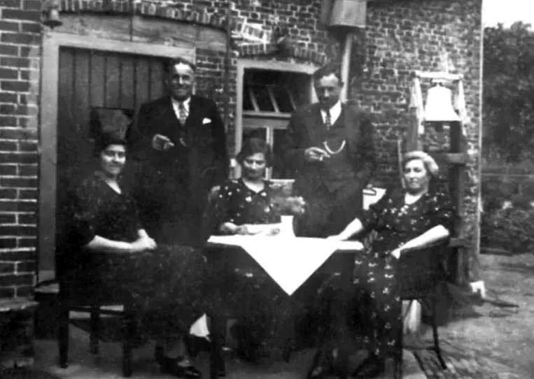 Broers en zussen van Simon de Jong in Waspik, c. 1940 (Bron: Heemkundekring Op 't Goede Spoor)