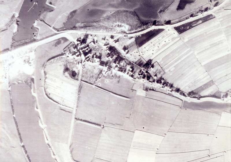 Luchtfoto van Alem, met bomkraters, c. 1945 (bron: BHIC, fotonummer DCLIT-000147)