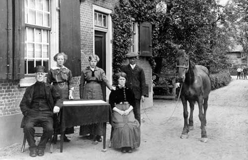 Andel, Familie De Fijter voor het huis aan de Hoefweg 12 te Andel. Links Peter de Fijter(1848-1918), 1910 (Salha, gie00631)