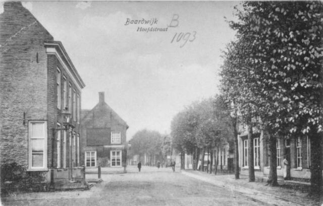 Baardwijk Loefstraat, hoofdstraat en pastorie parochie st. Clemens en postkantoor, ca. 1900