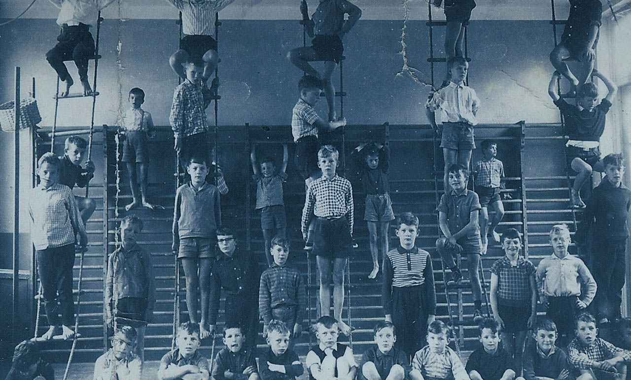 Klas 6 van de jongensschool in de gymzaal. Berghem, 1954.