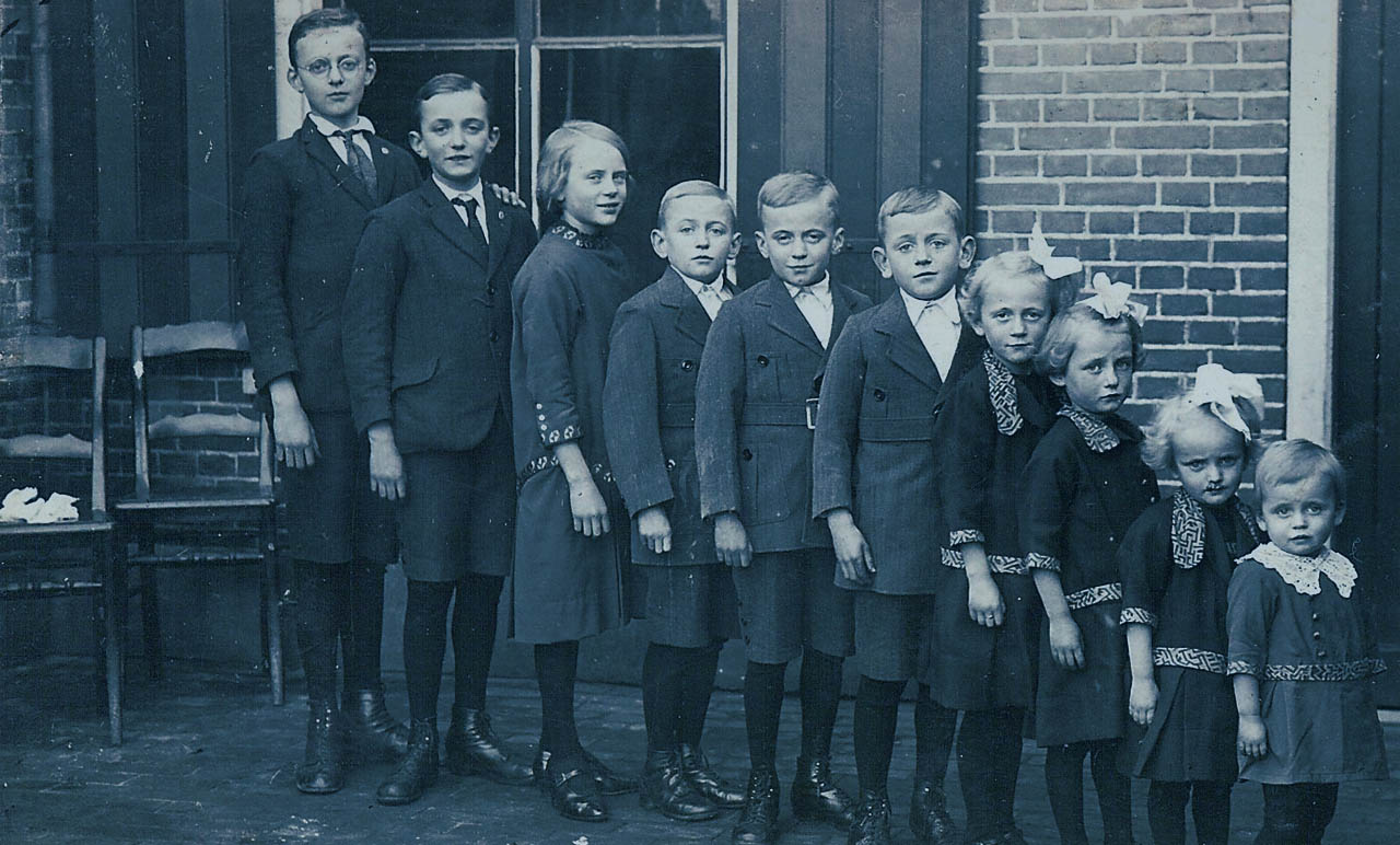 Kinderen van de familie Bouw. Boekel, c. 1915.